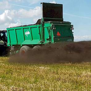 Ten Cate heeft goede ervaringen met het aanbrengen van compost op de tarwestoppel. ‘Het is een mooie tijd van het jaar om het te doen, je verrijdt weinig meer.’