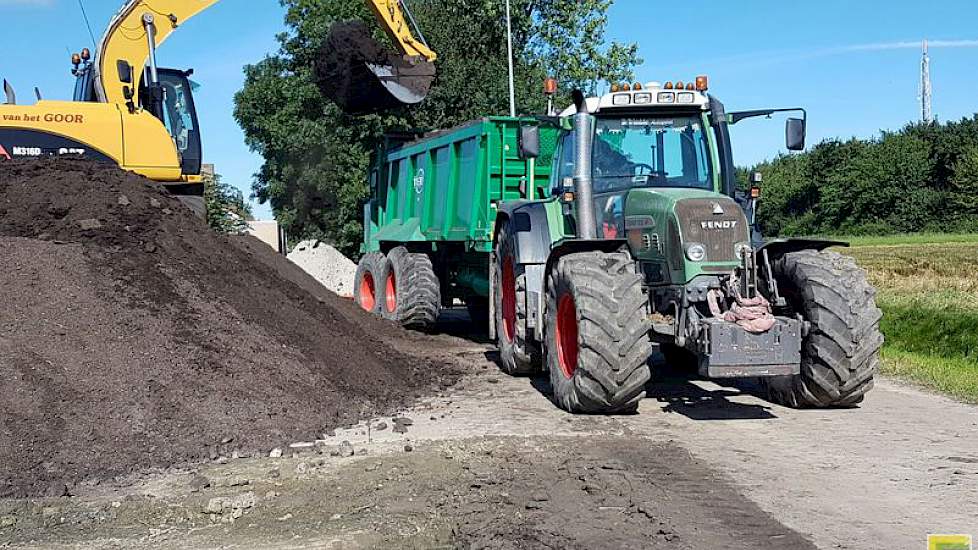 Medewerkers van loonbedrijf Van het Goor uit Elburg laden de wagens met een kraan en rijden de compost vervolgens uit.