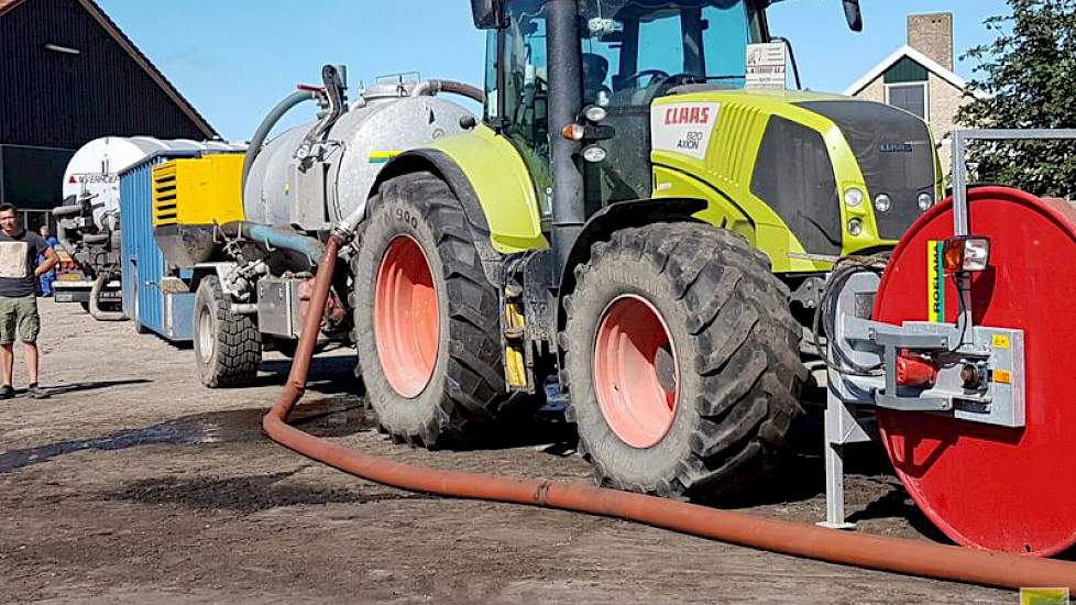 Dat beide bedrijven op dezelfde dag bij Ten Cate aan de slag waren, is toeval, zegt de akkerbouwer.