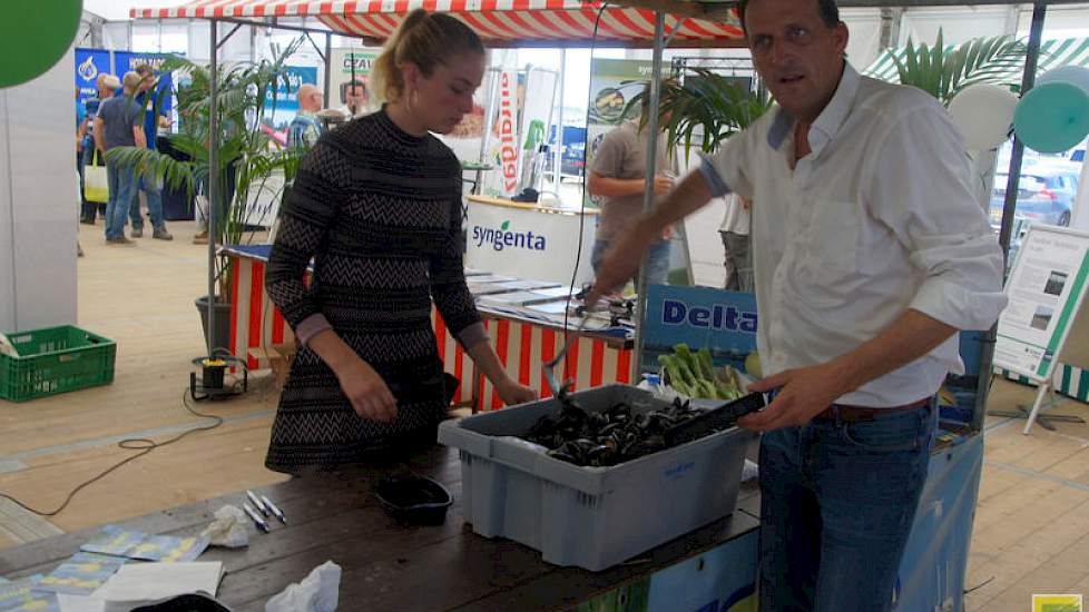 Traditie op de Landelijke Uiendag is het mosselen eten. Veel bezoekers praatten even bij met collega's onder het genot van gekookte mosselen met uienringen.