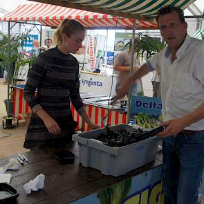 Traditie op de Landelijke Uiendag is het mosselen eten. Veel bezoekers praatten even bij met collega's onder het genot van gekookte mosselen met uienringen.