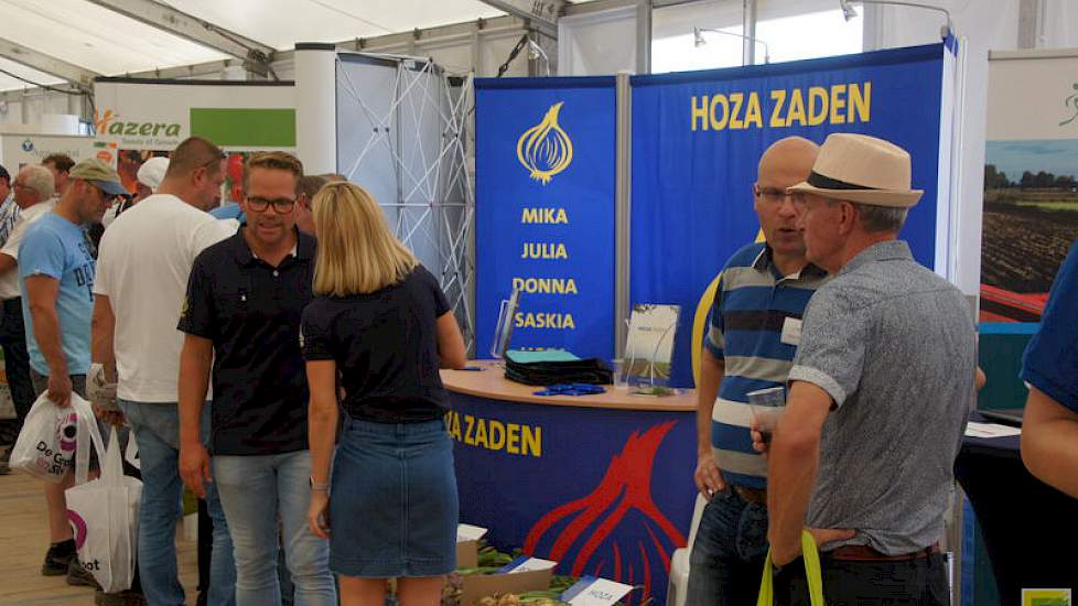 Hoza Uienzaden sprak klanten in de tent. Kees Hoogzand gaf buiten op het veld uitleg over het rassenpakket van het familiebedrijf.