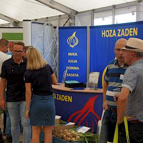 Hoza Uienzaden sprak klanten in de tent. Kees Hoogzand gaf buiten op het veld uitleg over het rassenpakket van het familiebedrijf.