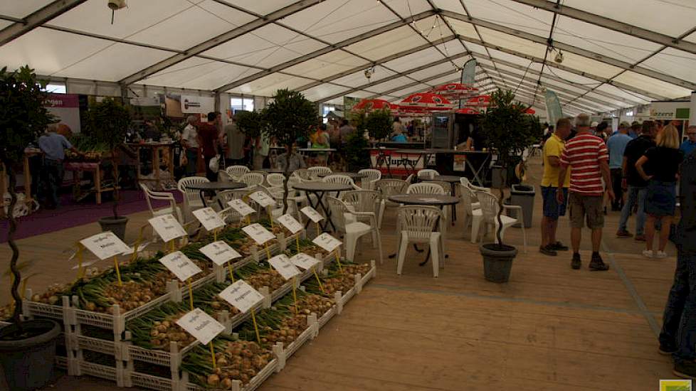 De uienrassenlijst 2017 werd gepresenteerd tijdens de uiendag. Rassen stonden opgesteld in de grote tent.