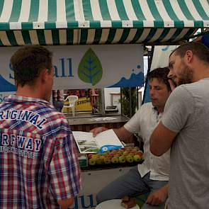 Uitleg van tankmixmiddel Squall in de grote tent. Het middel kan besparen op gewasbeschermingsmiddel en drift beperken.