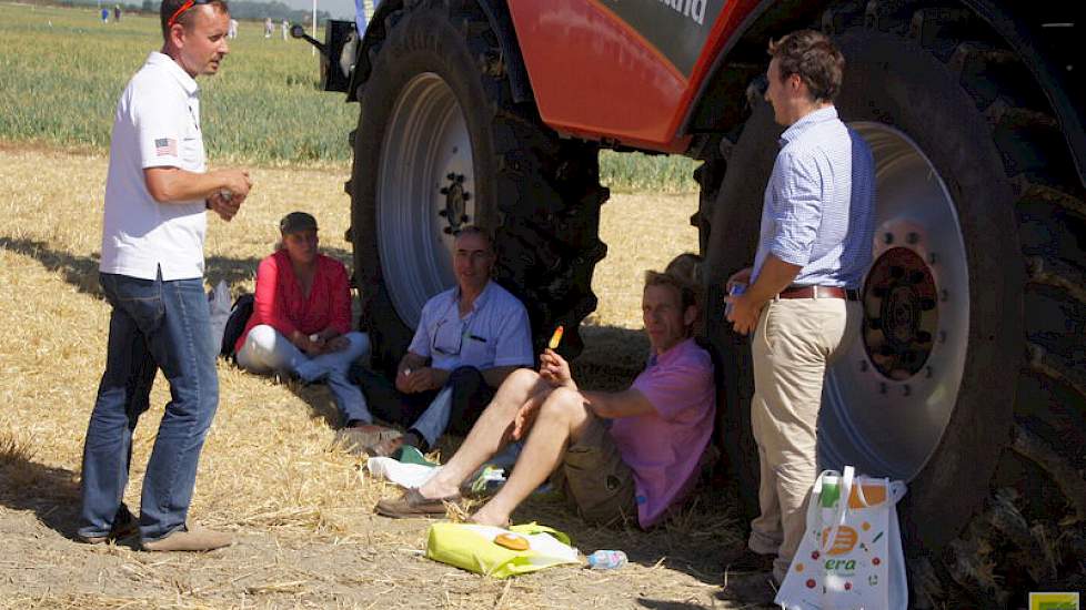 Bezoekers uit Noord-Frankrijk zoeken verkoeling in de schaduw met een ijsje. Ze komen vooral uit het noordwesten van dit land. Eén teler uit dit groepje komt uit Dijon, Bourgogne. Eerder op de ochtend bezocht een groep Deense telers de Uiendag. Volgens Je