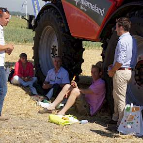 Bezoekers uit Noord-Frankrijk zoeken verkoeling in de schaduw met een ijsje. Ze komen vooral uit het noordwesten van dit land. Eén teler uit dit groepje komt uit Dijon, Bourgogne. Eerder op de ochtend bezocht een groep Deense telers de Uiendag. Volgens Je