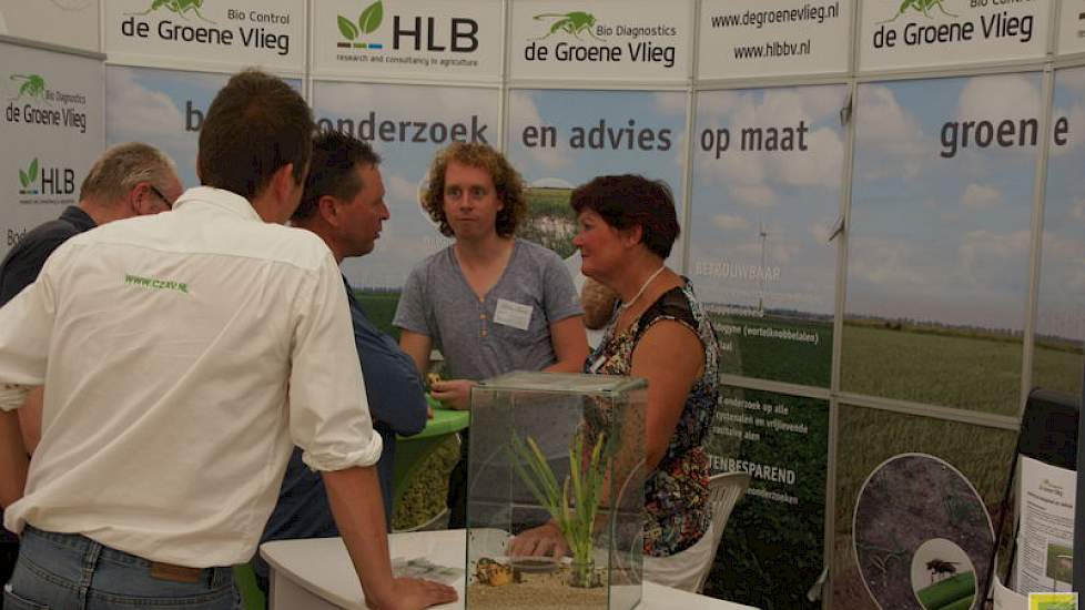 HLB en Groene Vlieg presenteren de steriele mannetjestechniek ter bestrijding van uienvliegen in de teeltgebieden.