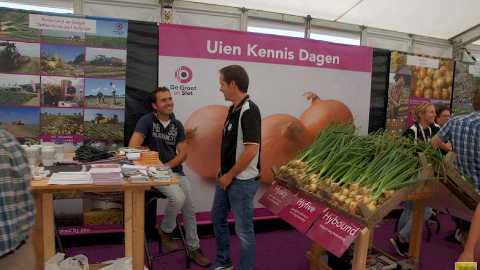 De Groot en Slot presenteerde de rassen buiten en in de tent. In november komt de firma met drie dagen gericht op uienkennis in Nederland en België.