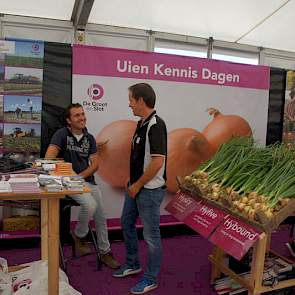 De Groot en Slot presenteerde de rassen buiten en in de tent. In november komt de firma met drie dagen gericht op uienkennis in Nederland en België.