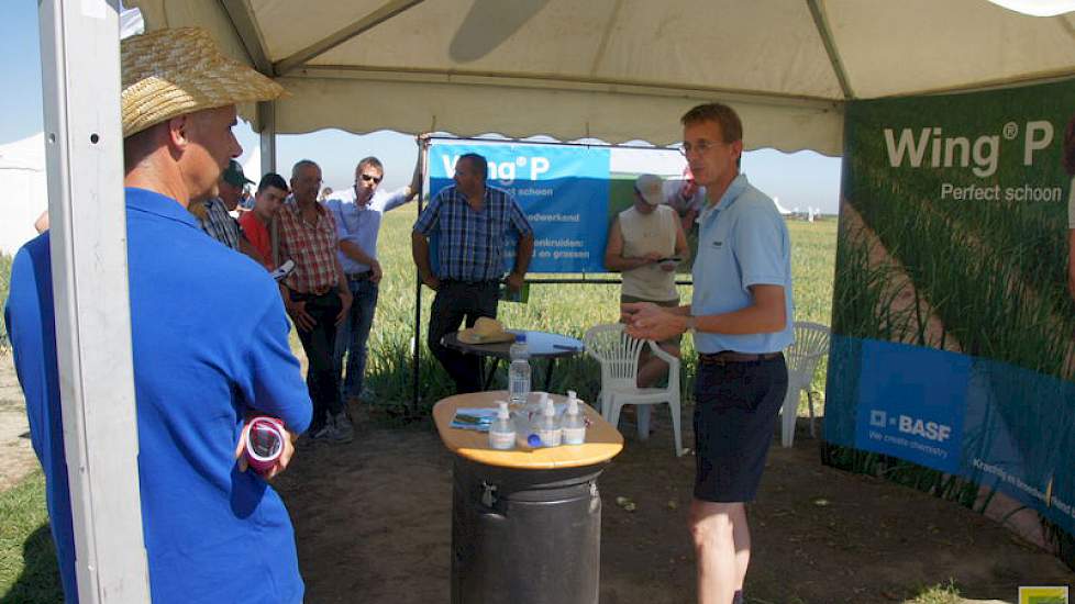 Bert Westhoff van BASF geeft uitleg over het relatief nieuwe middel Wing P in de onkruidbestrijding in uien. Dit middel ligt samen met andere middelen van allerlei fabrikanten in het onderzoek op de Rusthoeve.