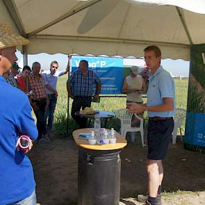 Bert Westhoff van BASF geeft uitleg over het relatief nieuwe middel Wing P in de onkruidbestrijding in uien. Dit middel ligt samen met andere middelen van allerlei fabrikanten in het onderzoek op de Rusthoeve.