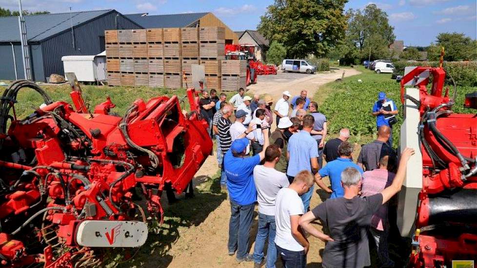 Tijink maakte alles aanschouwelijk met het gewas en de rooimachine erbij. Limburg is een belangrijk teeltgebied voor suikerbieten.