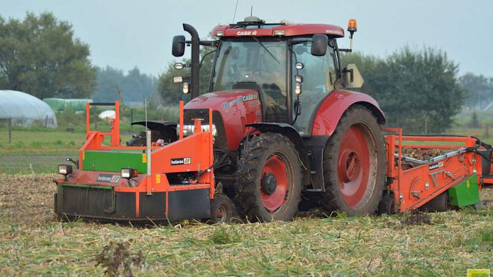 Sinds twee jaar heeft de akkerbouwer een eigen bewaarschuur, en slaat hij zijn uien op voor de langere bewaring. Daarvoor leverde hij af land af.