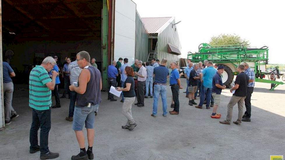 Bijpraten onder genot van wat eten en drinken. ForFarmers houdt deze dag al enkele jaren en is tevreden over de opkomst van de boeren en over de goede mogelijkheden op de locatie in Kloosterhaar.