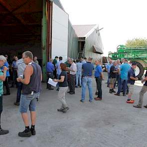 Bijpraten onder genot van wat eten en drinken. ForFarmers houdt deze dag al enkele jaren en is tevreden over de opkomst van de boeren en over de goede mogelijkheden op de locatie in Kloosterhaar.