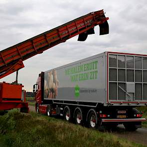 Voor de aardappelen op de vrachtauto liggen worden ze nog eenmaal geschoond.