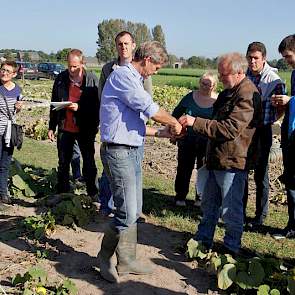 Tijdens de rondleiding liet Marcel van Diemen (blauw overhemd) een Franse groep telers de pompoenen proeven.