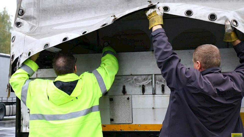 Van de buitenkant is bij dit type vrachtauto niet te zien wat er vervoerd wordt. De inspecteur kijkt samen met de chauffeur of er geen bigbags met aardappelen in staan.