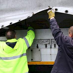 Van de buitenkant is bij dit type vrachtauto niet te zien wat er vervoerd wordt. De inspecteur kijkt samen met de chauffeur of er geen bigbags met aardappelen in staan.