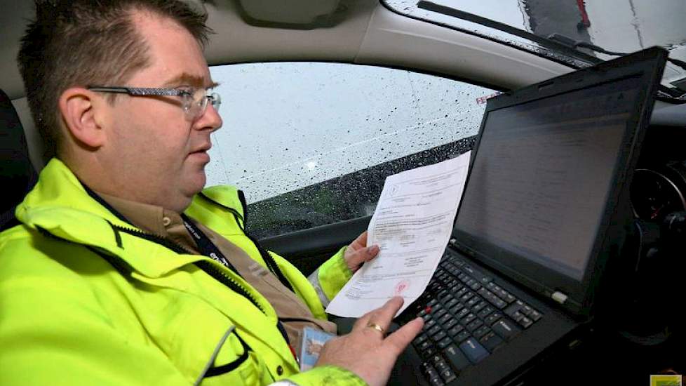 Van Merrienboer controleert de papieren van een vracht in zijn dienstauto. Hij kijkt of de gegevens in de vrachtbrieven overeenkomen met de gegevens die de NVWA uit Polen kreeg.