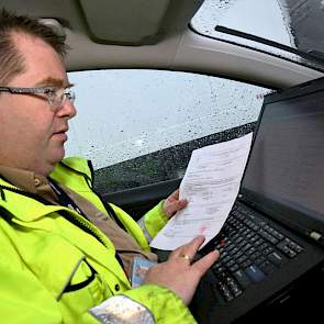 Van Merrienboer controleert de papieren van een vracht in zijn dienstauto. Hij kijkt of de gegevens in de vrachtbrieven overeenkomen met de gegevens die de NVWA uit Polen kreeg.