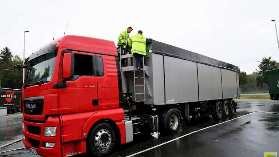 Een Duitse vrachtwagen vervoert voertarwe. Hij mag ook door.