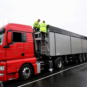 Een Duitse vrachtwagen vervoert voertarwe. Hij mag ook door.