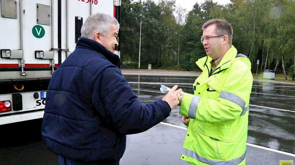 Deze vracht bestaat niet uit aardappelen en mag verder. De inspecteur kan bij andere overtredingen ook actie ondernemen, maar selecteert de te controleren wagens op de mogelijkheid dat er aardappelen in zitten.