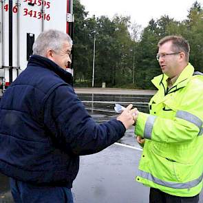 Deze vracht bestaat niet uit aardappelen en mag verder. De inspecteur kan bij andere overtredingen ook actie ondernemen, maar selecteert de te controleren wagens op de mogelijkheid dat er aardappelen in zitten.