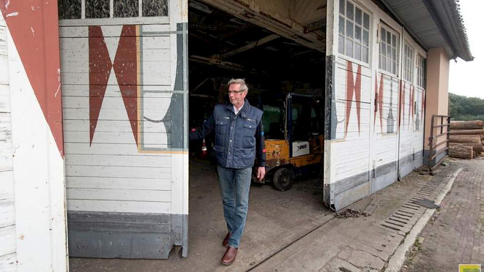 Teun Varekamp opent de oorspronkelijke hoge harmonicadeuren, waarop ramen, compleet met gordijntjes en roodwitte luiken aan weerszijden zijn geschilderd.