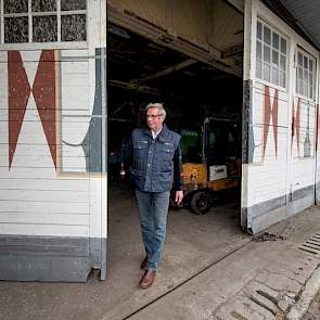 Teun Varekamp opent de oorspronkelijke hoge harmonicadeuren, waarop ramen, compleet met gordijntjes en roodwitte luiken aan weerszijden zijn geschilderd.