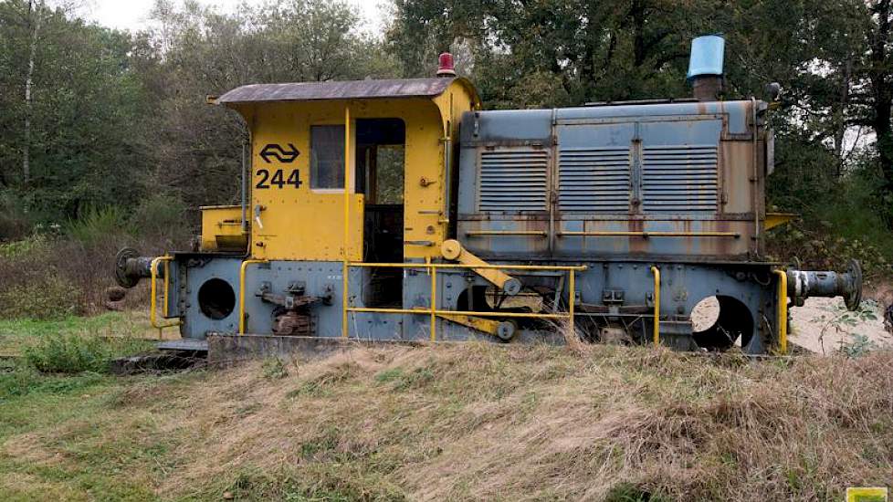 In 1941 werd door de Luftwaffe een 13 kilometer lange spoorlijn aangelegd van station Wolfheze naar de Fliegerhorst Deelen. De spoorlijn was met name bedoeld voor het transport van bouwmaterialen voor het vliegveld en voor het vervoer van benzine en munit