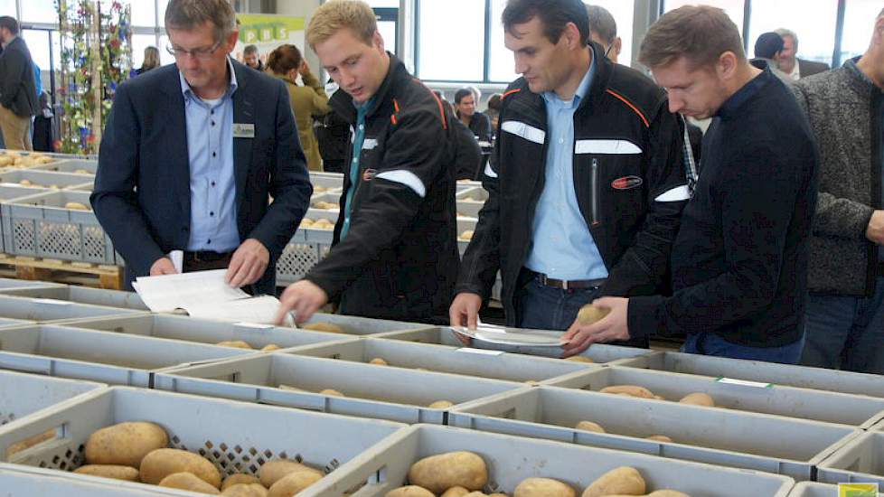 Eising (links) praat met gasten over fritesgeschikte rassen. In Engeland zijn de resistente rassen meer dan welkom in de gebieden rondom de fabrieken voor friet en chips. Het maakt de teelt in de intensief beteelde gebieden dichtbij de fabrieken mogelijk.