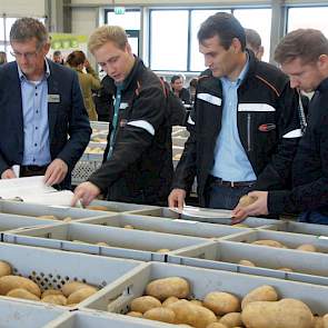 Eising (links) praat met gasten over fritesgeschikte rassen. In Engeland zijn de resistente rassen meer dan welkom in de gebieden rondom de fabrieken voor friet en chips. Het maakt de teelt in de intensief beteelde gebieden dichtbij de fabrieken mogelijk.