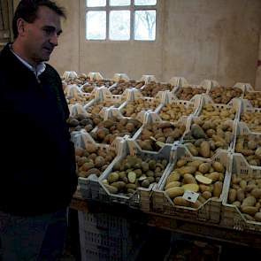 Raoul Lagune uit Spanje spreekt bij de Caithness-show in Emmeloord met bezoekers en de algemeen directeur van Caithness Ian Guindi. Caithness mikt met de Divaa op de Franse kwaliteitsmarkt en op de consument in Spanje en Polen. „Het is een mooie witvlezig