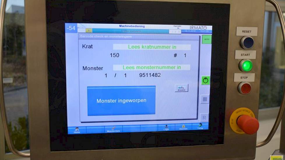 Het beeldscherm toont het nummer van het monster. Via de touchscreen wordt het proces in gang gezet.