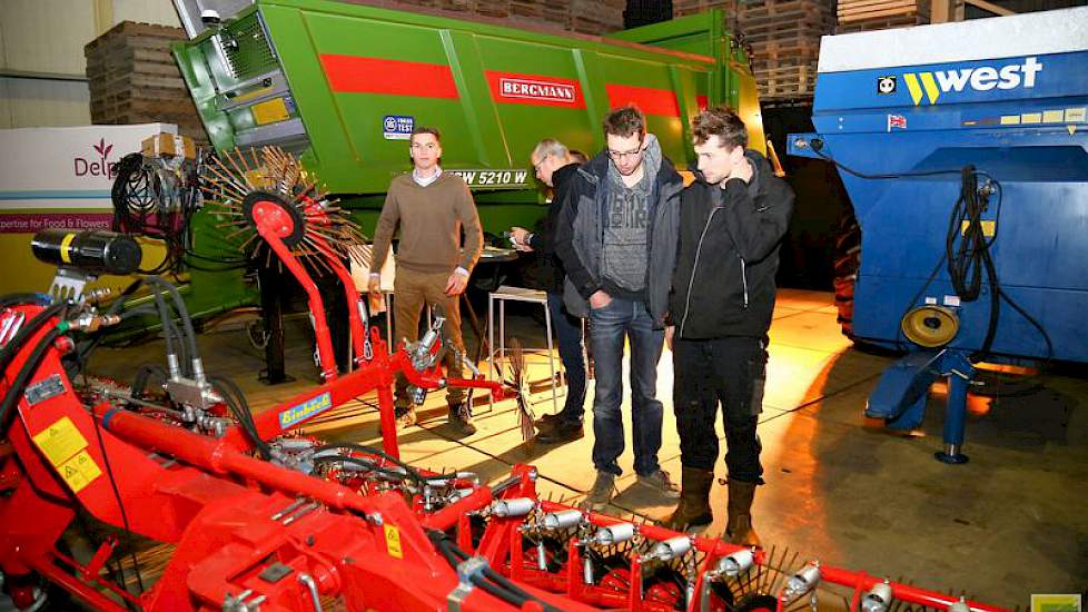 De groene meststrooier is van Bergmann. Hij heeft een weeginrichting en gps. Het is steeds belangrijker in de mestwetgeving om heel precies te kunnen strooien.