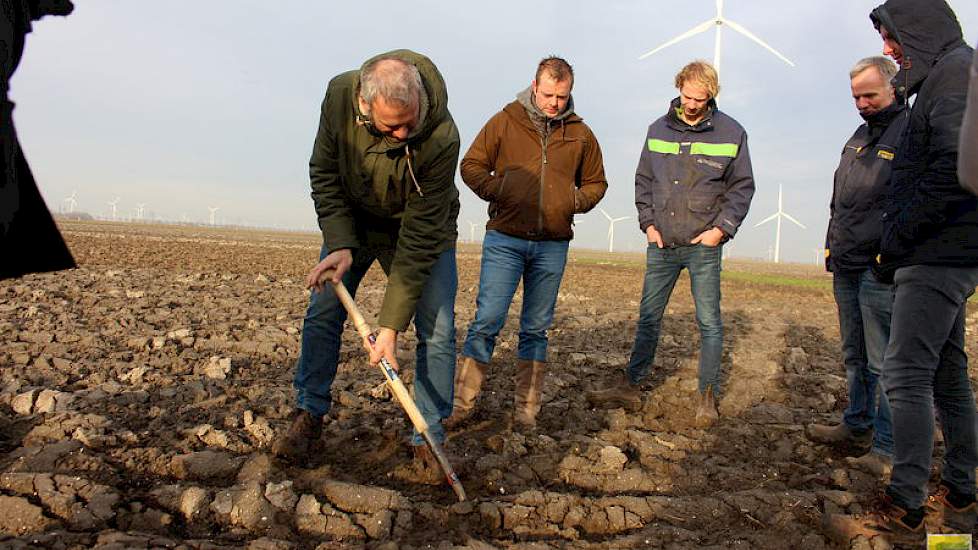 Samen met de TopBodem-deelnemers kijkt Van Balen naar het verschil met geploegde grond.