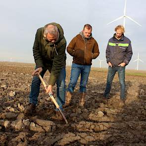 Samen met de TopBodem-deelnemers kijkt Van Balen naar het verschil met geploegde grond.