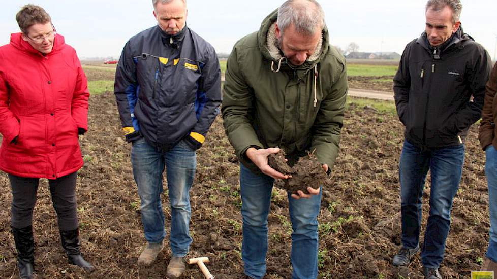 Van Balen toont dat de kluiten steviger zijn in niet-kerende delen van de proeven. Dat heeft als nadeel dat peen er moeilijker groeit.