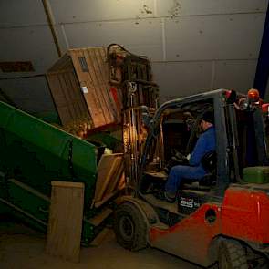 De aardappelen worden in kisten gedraaid en gaan de koeling weer in. Een deel van het pootgoed is voor hun eigen teelt voor volgend jaar, de rest wordt in februari afgeleverd. De Weerd teelt zijn aardappelen voor Europlant.