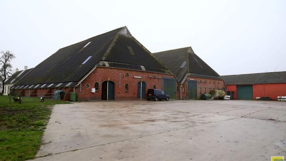 Het woonhuis van de boerderij van De Weerd stamt uit 1814, de schuur is in 1901 herbouwd na een brand in het jaar daarvoor. De rode schuur stamt uit 1992, en in 2006 heeft hij er een tweede schuur bij gebouwd.