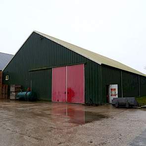 De sorteerinstallatie staat in de schuur met de rode deur. Deze schuur stamt uit 2002. De schuur ernaast is de koeling, waarin nu voor het tweede seizoen aardappelen zijn bewaard. De oorspronkelijke boerderij stamt uit het begin van de twintigste eeuw, de