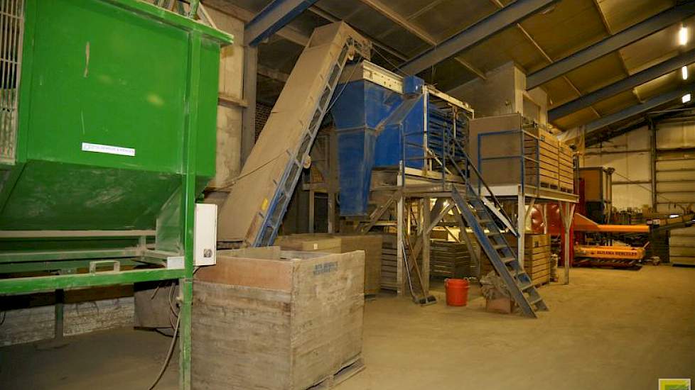 De sorteermachine van Dijkstra stamt uit 1999. De machine is uitgebreid met banden en bunkers op basis van eigen ideeën, gebouwd door een mechanisatiebedrijf. In de groene bunker zit de aanvoer. Via de opvoerband gaan de aardappelen naar de sorteermachine