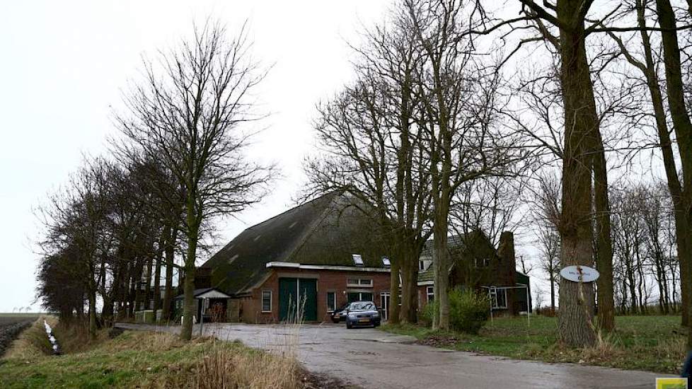 De boerderij van Berghuis stamt uit 1930. Tegen de oude schuur aan is in 1997 een nieuwe schuur gebouwd, waarin ook de sorteermachine staat. In de jaren 2001 en 2003 bouwde de maatschap achtereenvolgens een aardappelkoelcel en een wortelkoelcel. Deze zijn