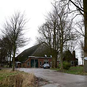 De boerderij van Berghuis stamt uit 1930. Tegen de oude schuur aan is in 1997 een nieuwe schuur gebouwd, waarin ook de sorteermachine staat. In de jaren 2001 en 2003 bouwde de maatschap achtereenvolgens een aardappelkoelcel en een wortelkoelcel. Deze zijn