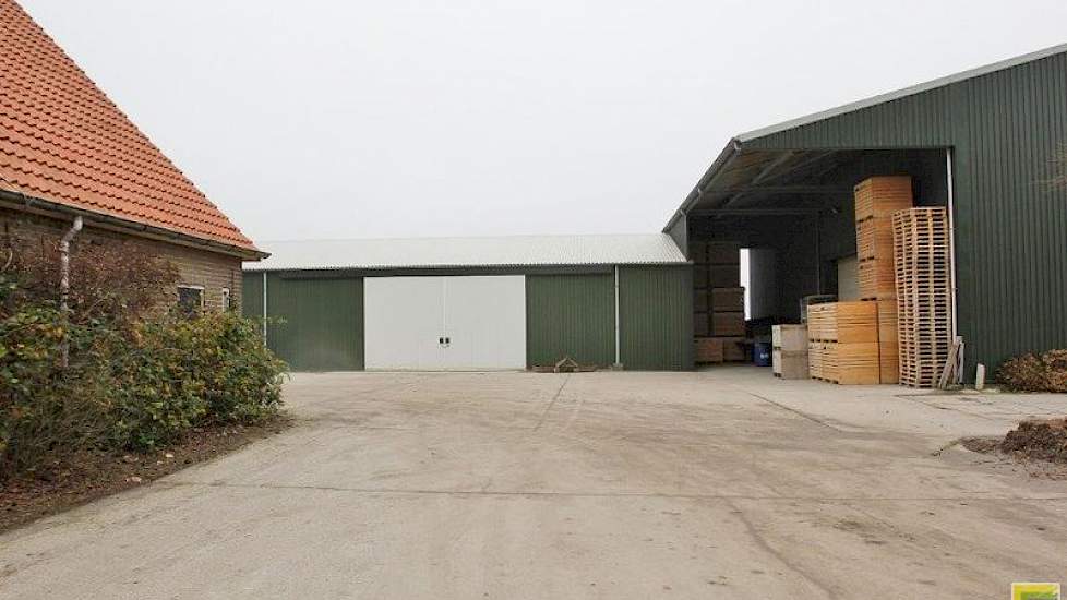 De sorteermachine staat in de oude Domeinschuur uit ongeveer 1946. Deze boerderij is gebouwd in de wederopbouwperiode, nadat de Wieringermeer aan het einde van de Tweede Wereldoorlog onder water was gezet. Deze schuur is in de loop der tijd wel aangepast: