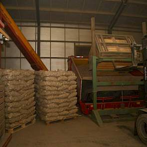 Hegge stort de kisten met aardappelen leeg in de stortbak, waarna de aardappelen via de sorteermachine en leesbunker naar de leeskamer worden getransporteerd. Na de leeskamer zijn er twee opties, afhankelijk van de wensen van de afnemer. Eén lijn voert na