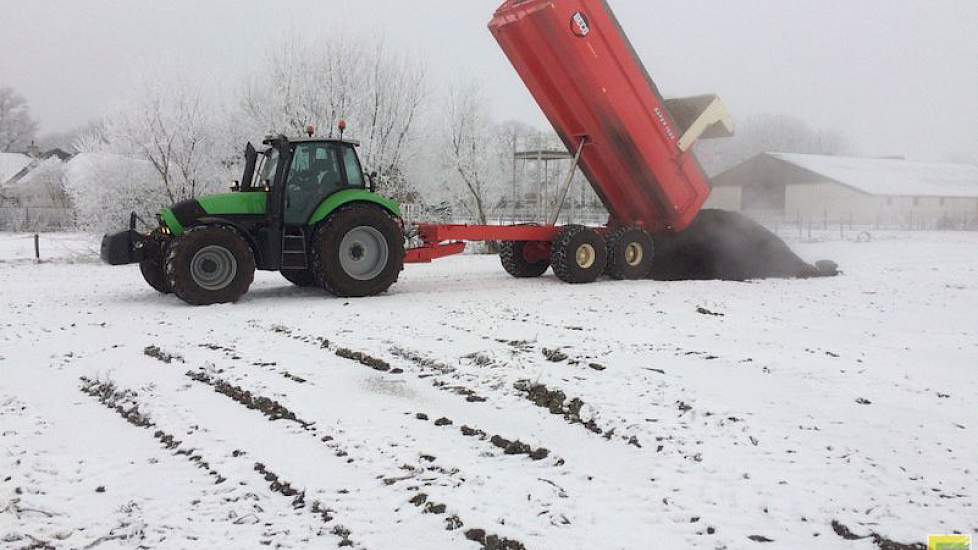 Ook Jurgen Siebring uit Erica rijdt compost uit. ‘Voor een gezonde bodem.’